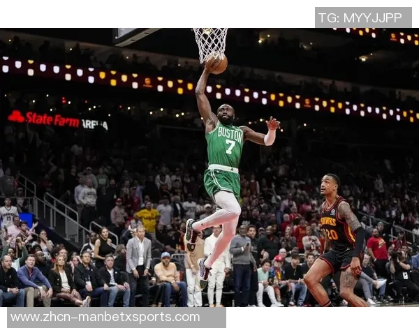 杰伦布朗三分球表现出色并为豪泽破纪录加油的精彩瞬间 杰伦布朗三分球表现出色并为豪泽破纪录加油的精彩瞬间